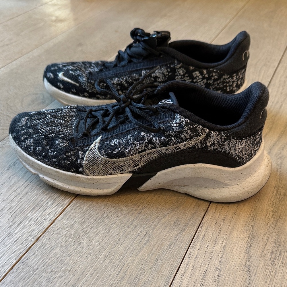 Nike Women’s Move to Zero Lightweight Knit Sneakers, size 8.5